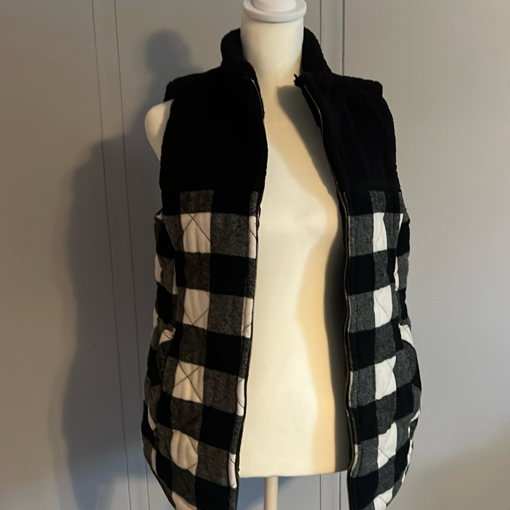Small Maurices black/white zip up vest. Functional pockets.